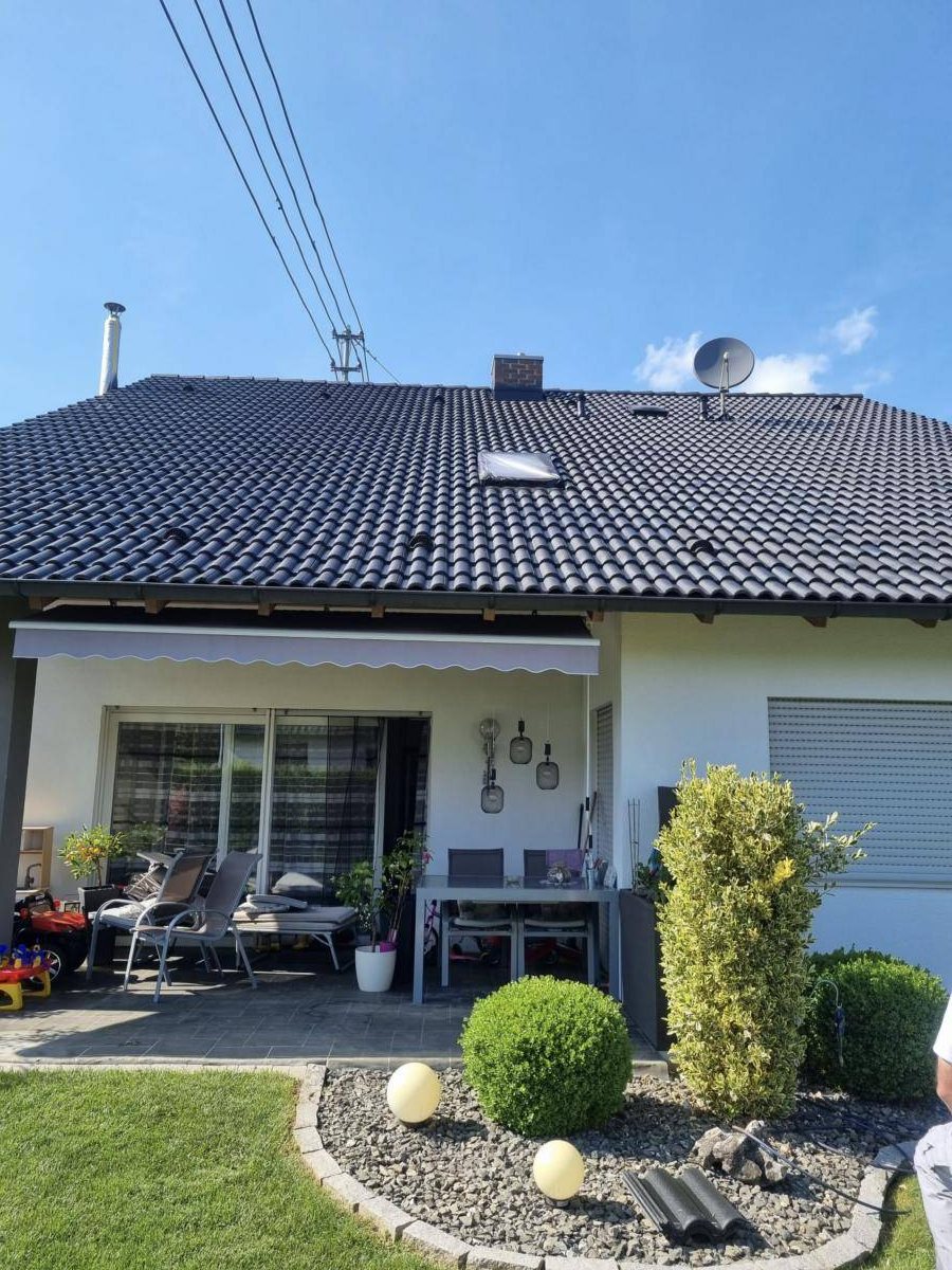 Fertig gereinigtes und beschichtetes Ziegeldach in Ulm