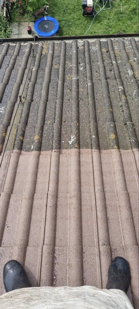 Dachreinigung vorher und nachher: oben bemooste, unten gereinigte Dachziegel