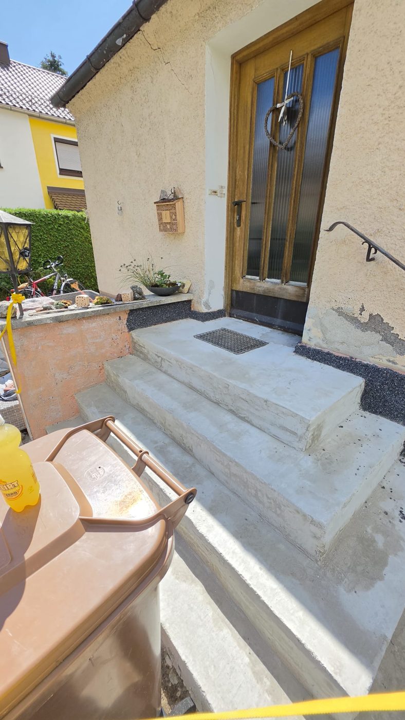 Treppe vor dem Steinteppich: rohe Betonstufen